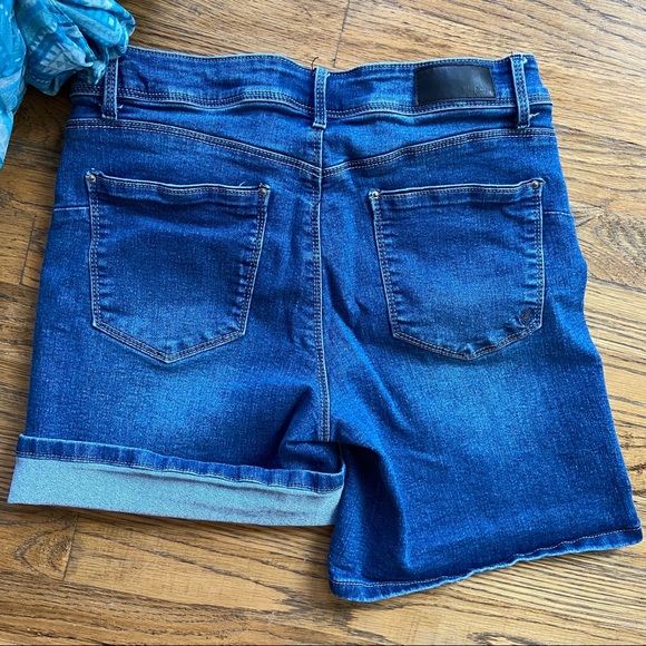 SOLD 🔴 Thorn Universal Stretchy Jean Shorts - Picture 4 of 7